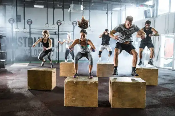 crossfit box wnętrze, ludzie trenujący