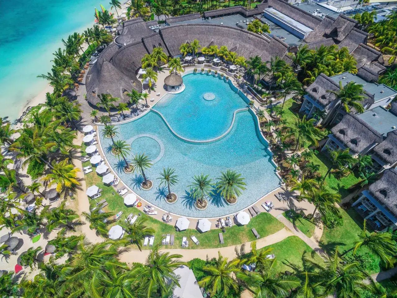 Rajski basen i plaża na Mauritiusie. Idealne miejsce, by zapytać, kiedy jechać Mauritius atrakcje i odpocząć.