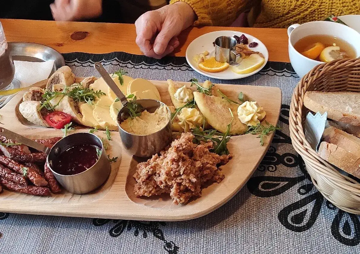 Karcma u wróbla menu: deska serów, wędlin, pasztetu, pieczywa i dżemu. Herbata z cytryną i pomarańczą.