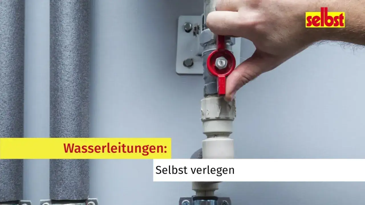 Hand dreht roten Absperrhahn an Wasserleitung. Das Verlegen von Wasserleitungen kann man selbst machen.