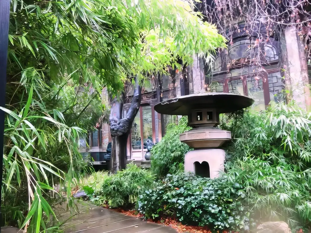 Un jardin luxuriant entoure une lanterne japonaise, évoquant la quiétude d'une pagode parisienne.