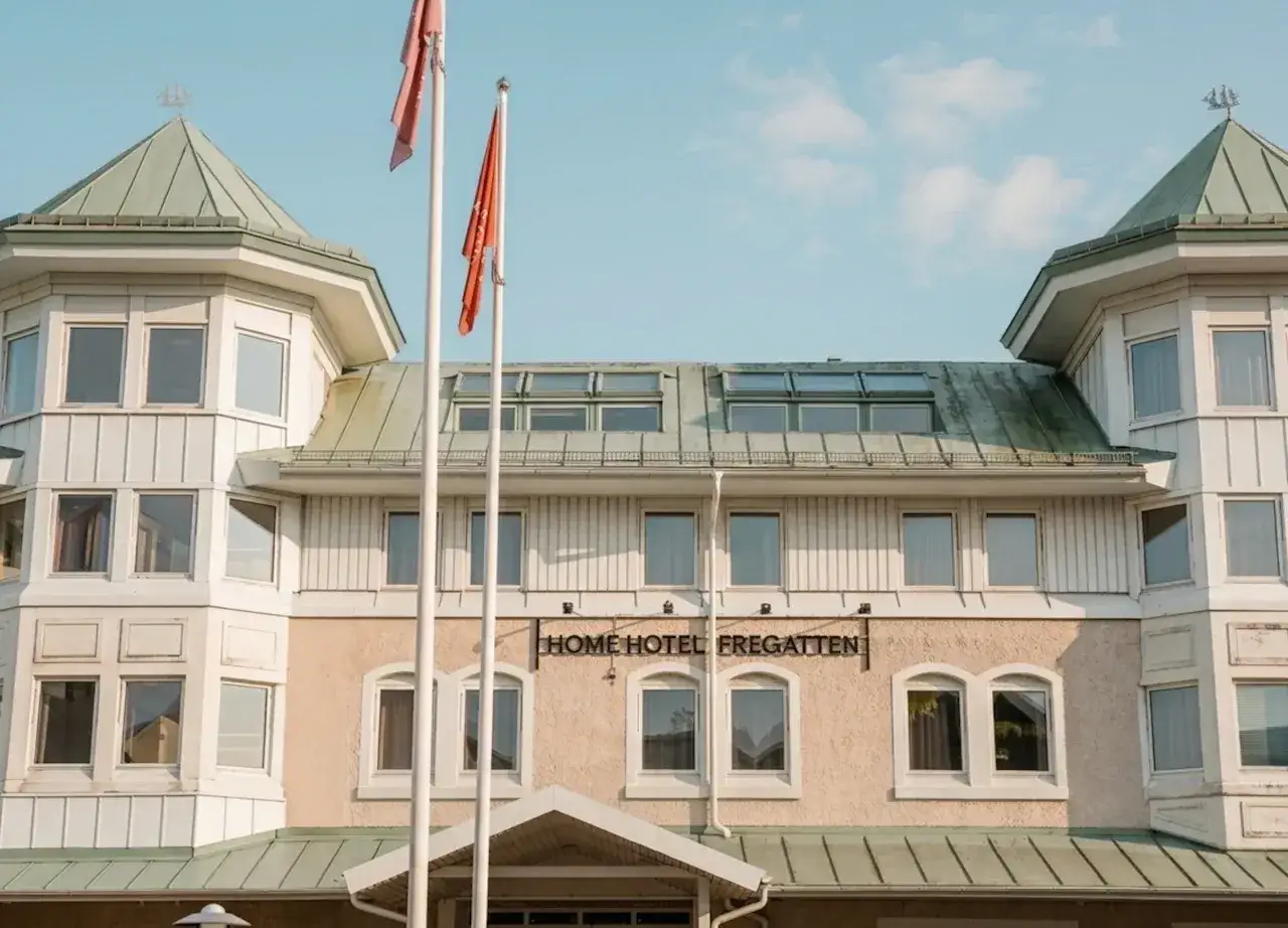 Home Hotel Fregatten, en del av Clarion Collection Hotel, i Varberg. Vackert hotell med flaggor som vajar i vinden.