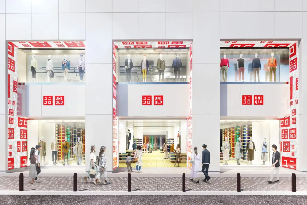 Fachada de tienda Uniqlo, marca de origen japonés, con maniquíes y clientes.