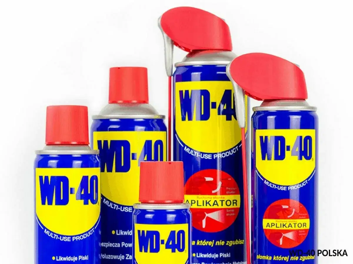 Kilka puszek WD-40, idealnych, by dowiedzieć się, jak usunąć klej po taśmie z drzwi.