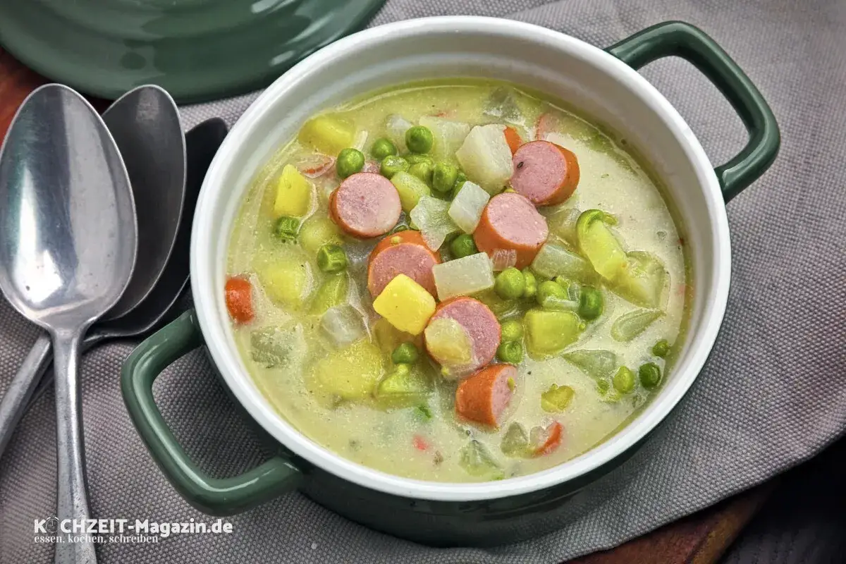 Herzhafter Kohlrabi-Eintopf mit W&uuml;rstchenscheiben, Kartoffeln und Erbsen in cremiger Br&uuml;he.