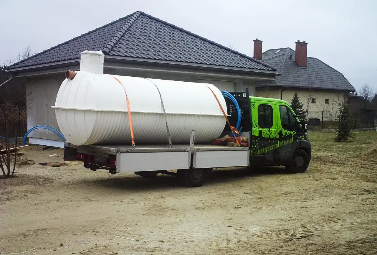 Dostawa białego, plastikowego szamba na przyczepie. Czy lepsze szambo betonowe czy plastikowe? Decyzja należy do Ciebie.