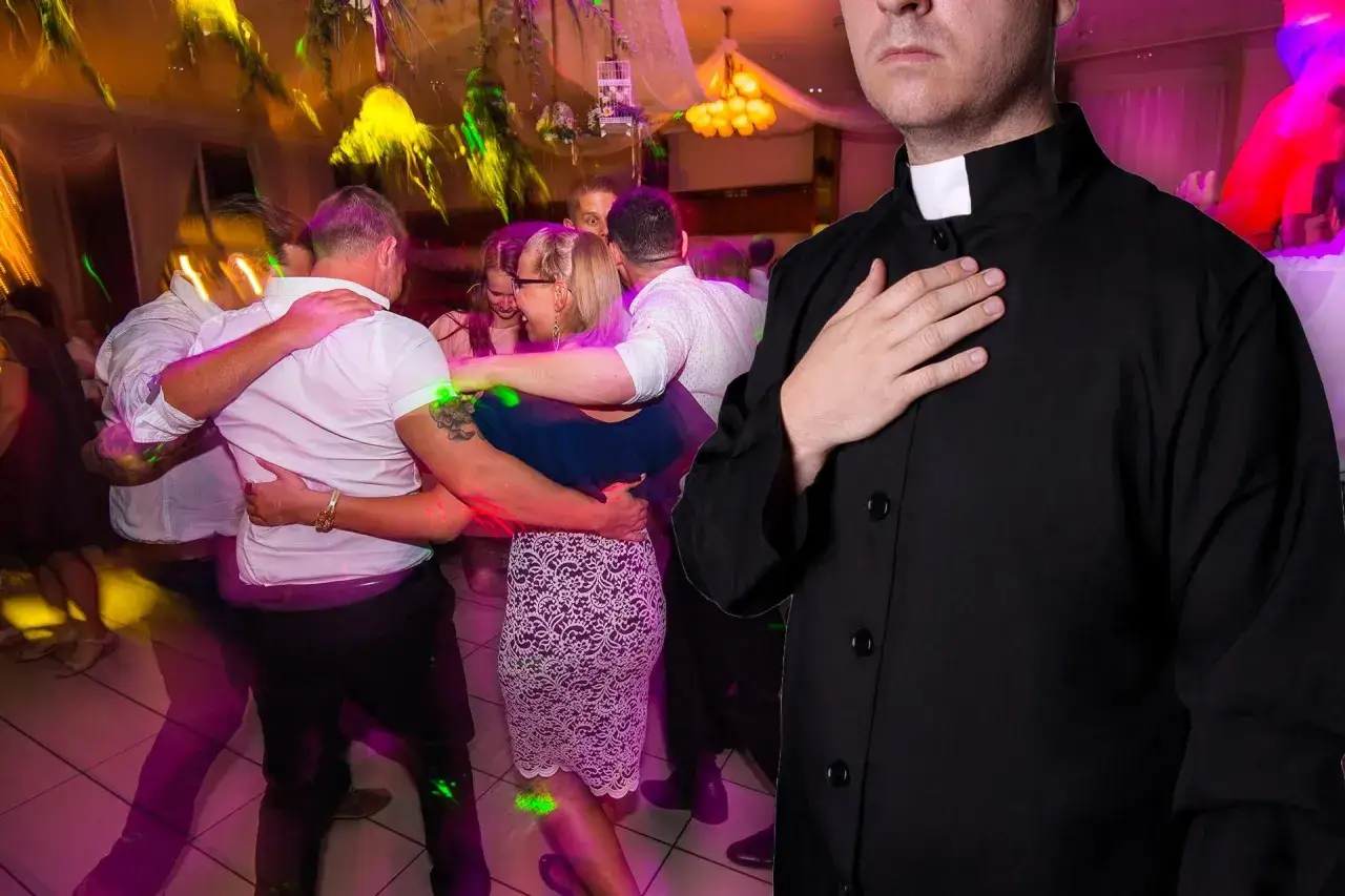 Ksiądz z ręką na sercu obserwuje tańczących ludzi. Czy w wielkim poście można tańczyć?