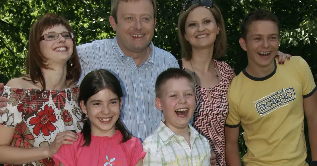 Uśmiechnięta obsada aktorska serialu 