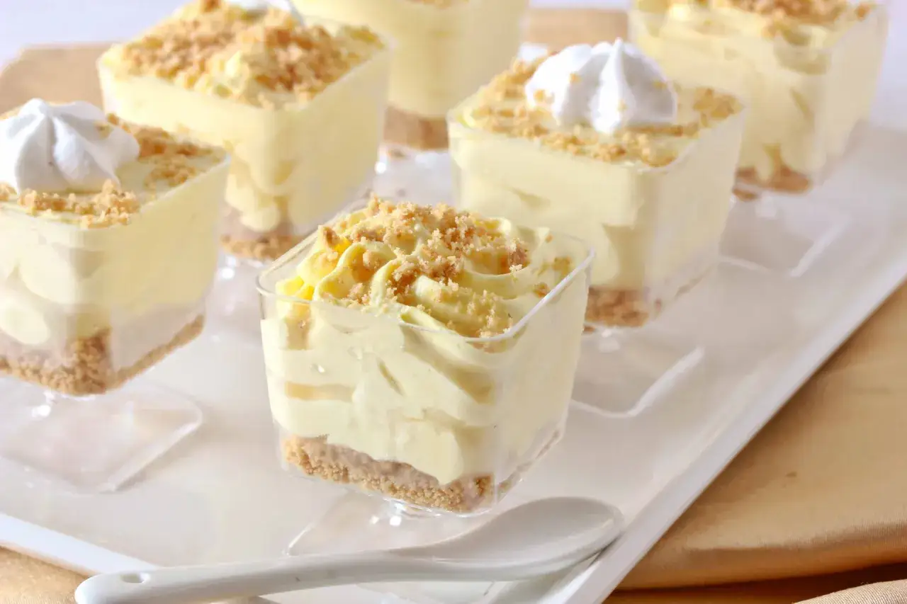 Deliciosos postres f&aacute;ciles en vasitos individuales, con base de galleta y crema suave, cubiertos con migas crujientes.