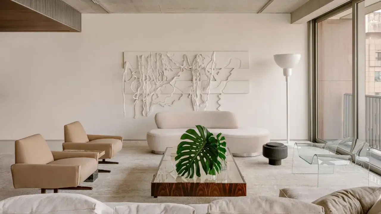Sofisticado sal&oacute;n con arte abstracto y muebles de dise&ntilde;o que evocan la ropa de ricos.