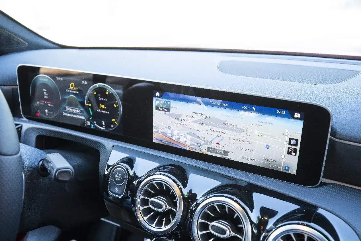 Salpicadero de un Mercedes A 200 gasolina con pantalla digital mostrando navegaci&oacute;n y datos del veh&iacute;culo.