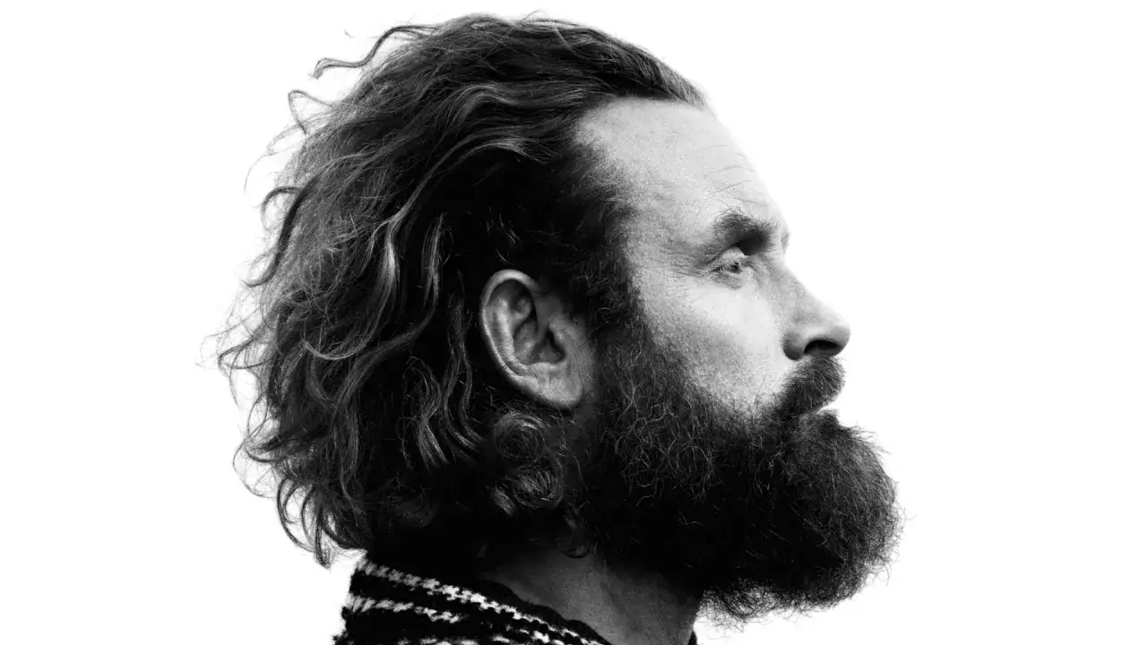 Kristofer Hivju med sitt karakt&auml;ristiska sk&auml;gg och lockiga h&aring;r, en ikonisk figur i filmer och tv-program.