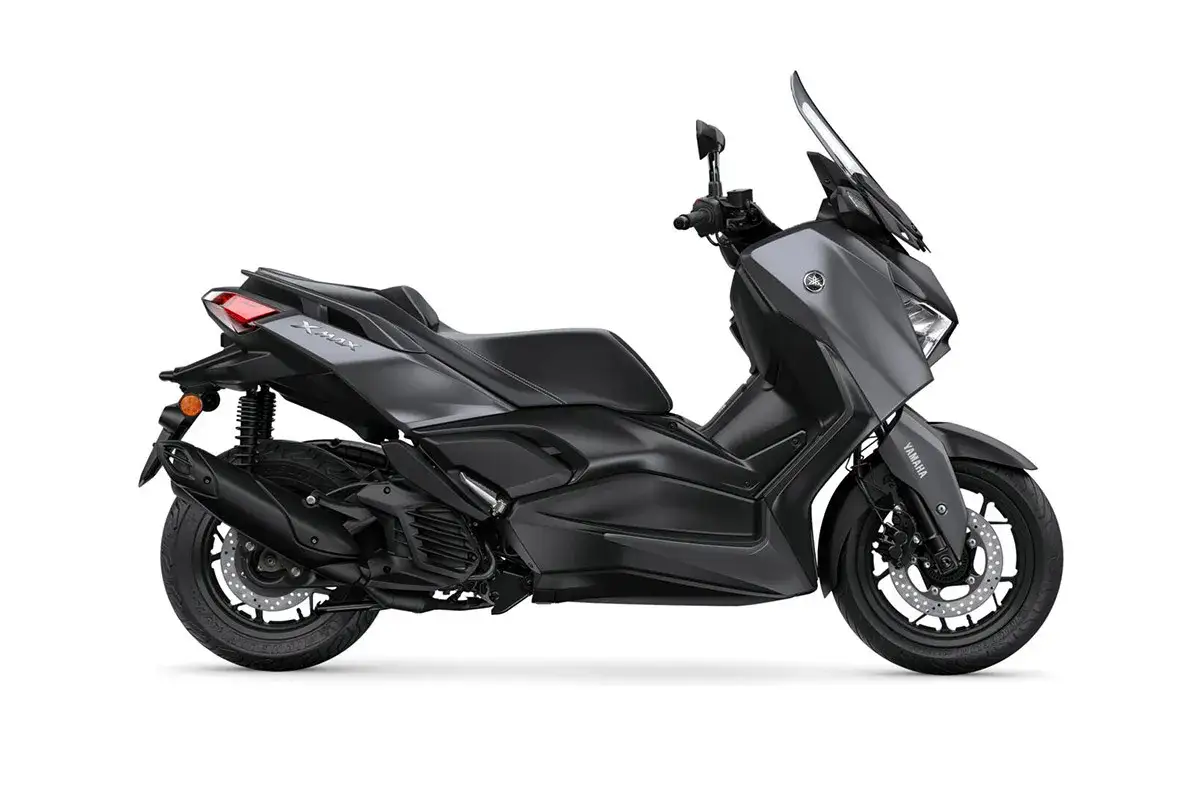 Scooter Yamaha XMAX gris oscuro, una moto sin marchas ideal para la ciudad.