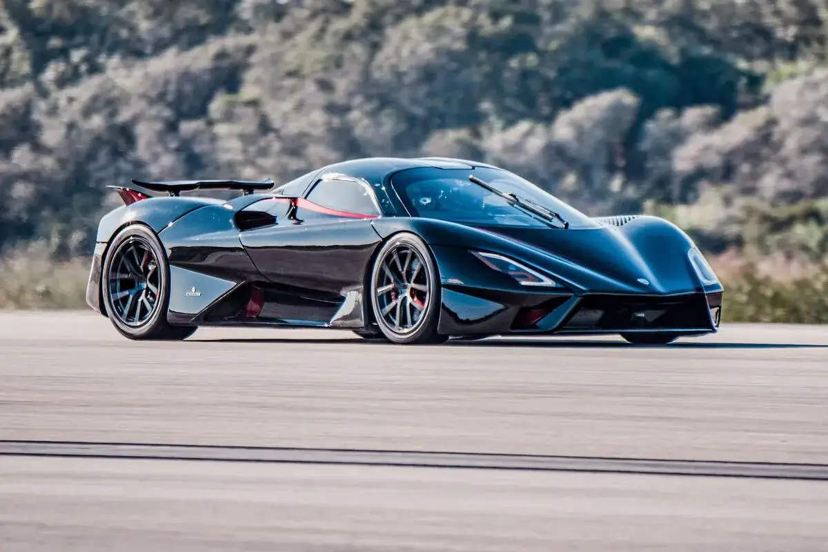 Czarny supersamochód SSC Tuatara, znany jako najszybsze auto na świecie, pędzi po asfalcie.