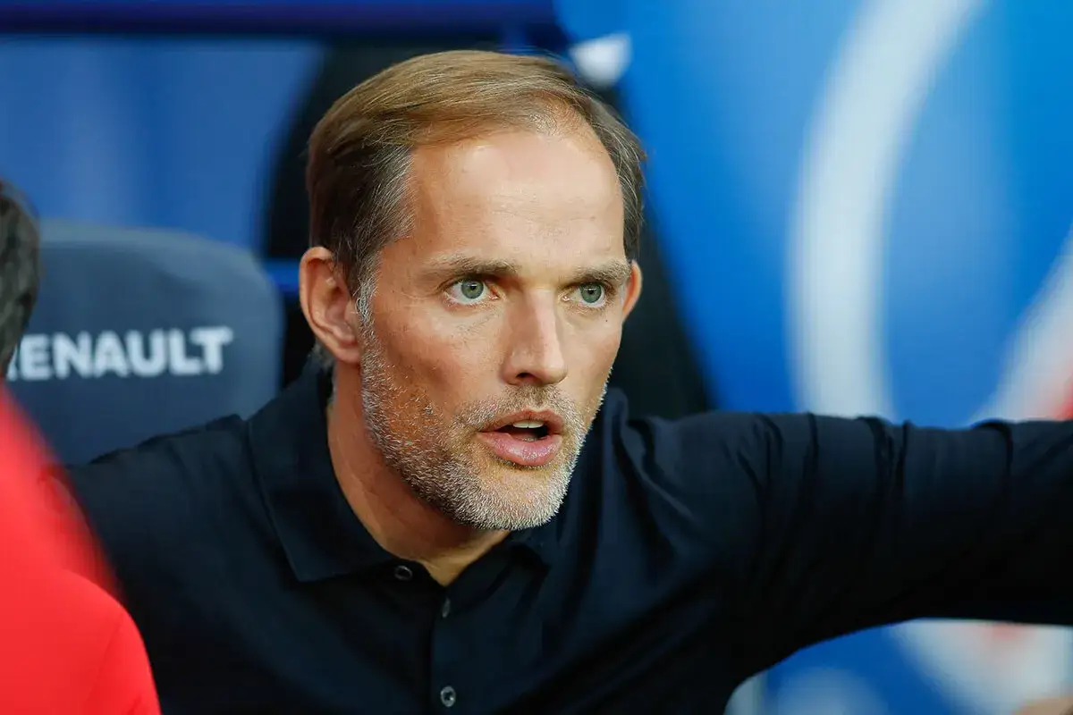 Thomas Tuchel, były trener Anglii, z uwagą obserwuje grę.