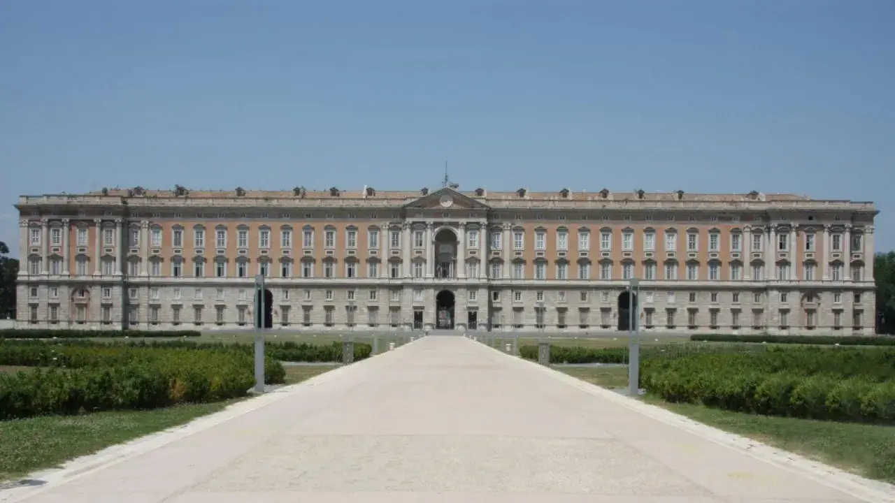 Reggia di Caserta, la piazza piu grande d'Italia, con il suo imponente palazzo reale e i giardini curati.
