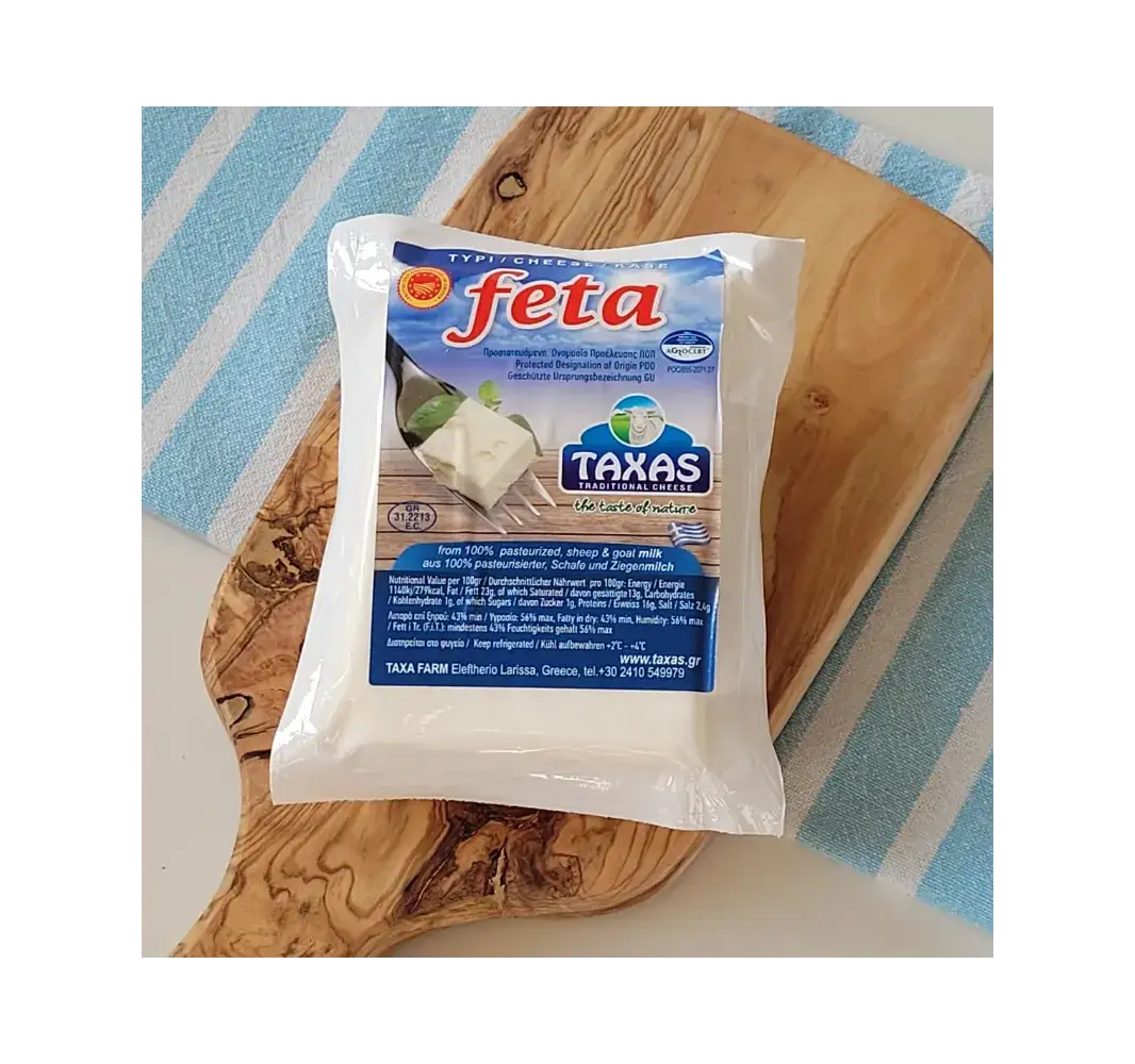 R&oacute;żne opakowania sera feta z oznaczeniem PDO w sklepie