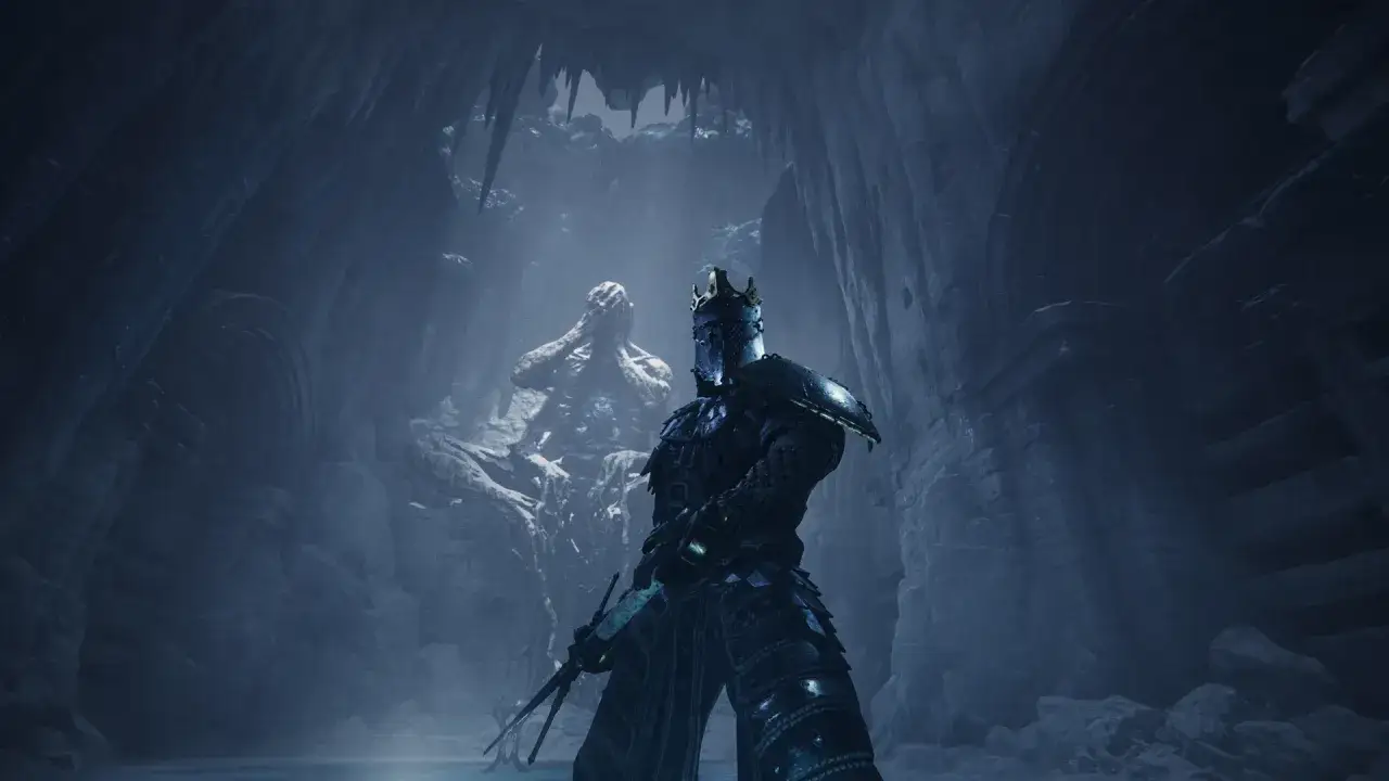 Rycerz w zbroi z koroną, gotowy do walki, w mrocznej jaskini. Czy to zapowiedź **Bloodborne Xbox**?