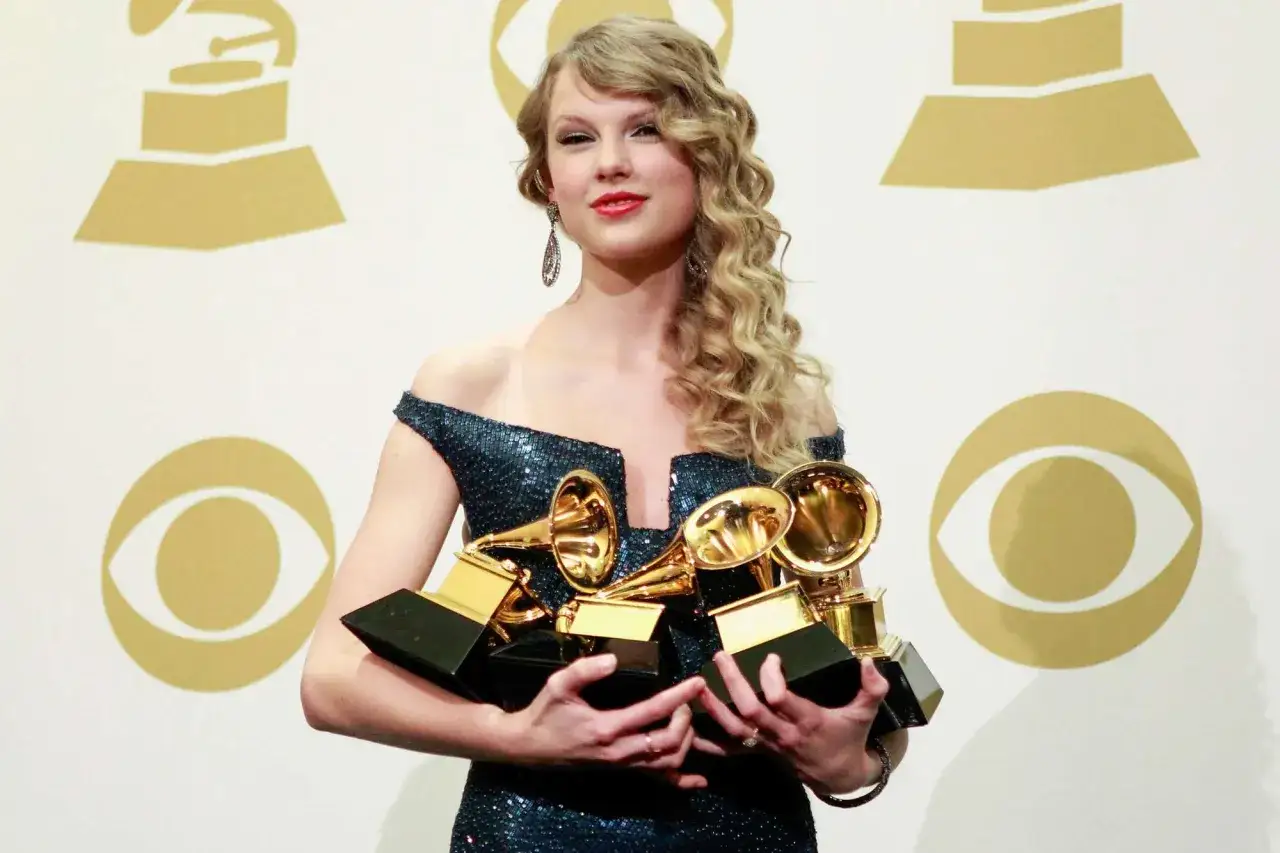 Taylor Swift z dumą prezentuje swoje liczne nagrody Grammy.