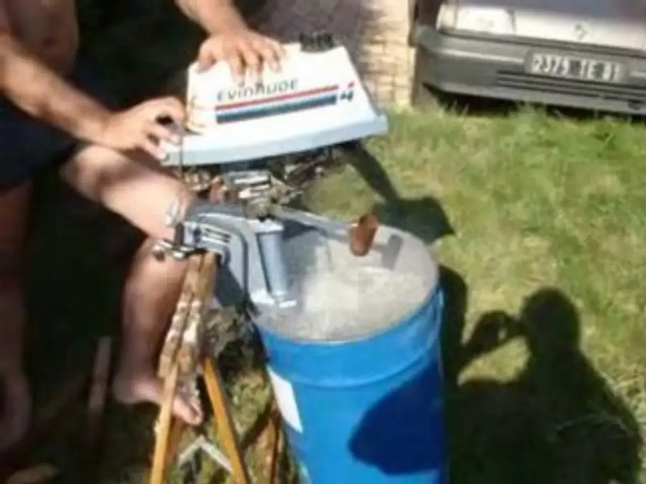 Moteur hors-bord Evinrude 4cv 2 temps, prêt pour la documentation technique.
