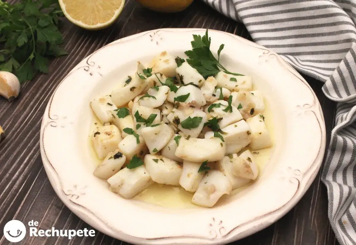 Sabrosa sepia al ajillo, troceada y salteada con perejil fresco y un toque de limón.