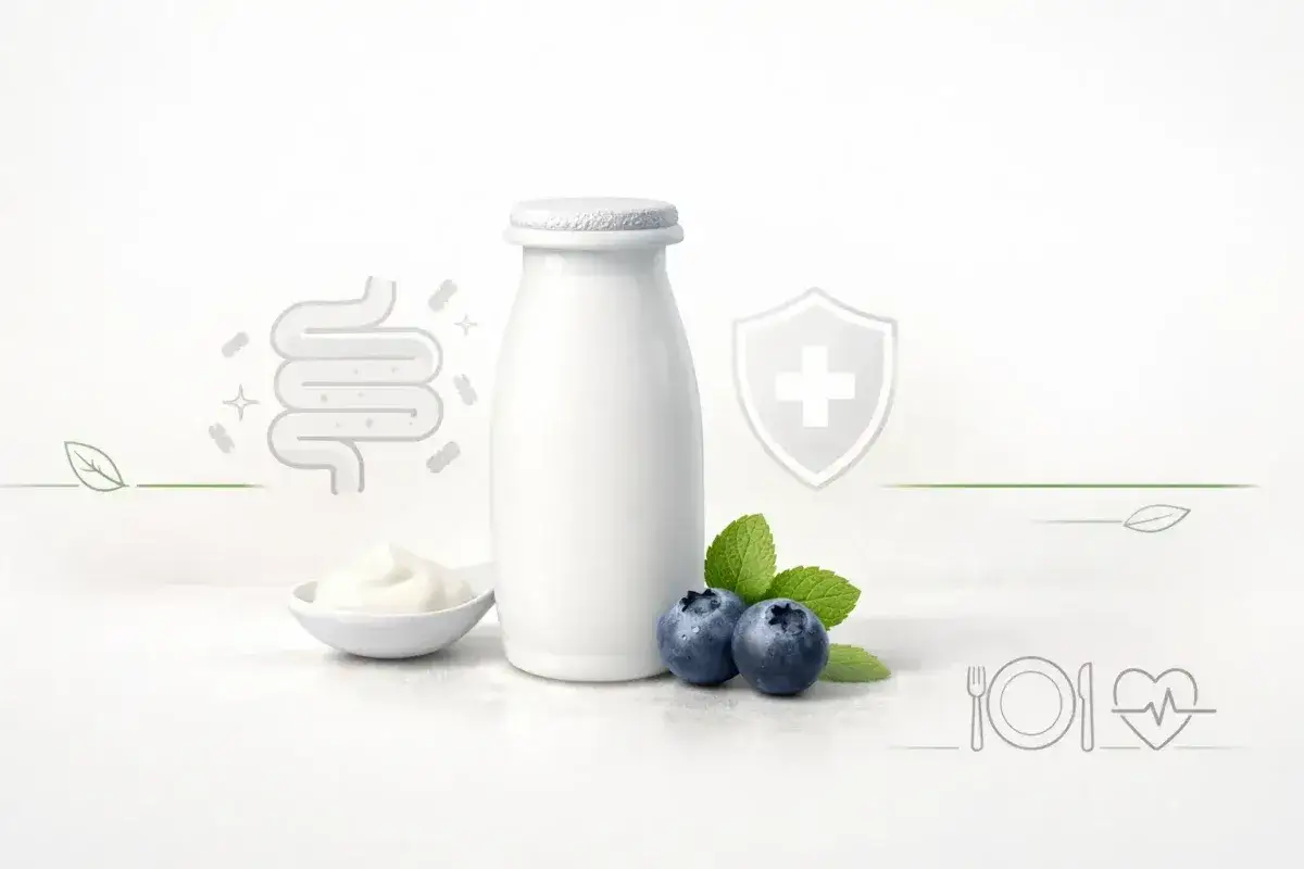 Biała butelka z jogurtem, jagody i grafiki symbolizujące zdrowie jelit i odporność. Czy Actimel jest zdrowy? Tak, wspiera florę bakteryjną.