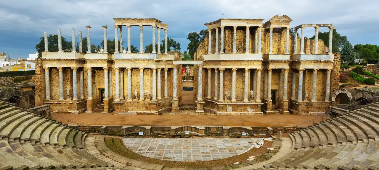 Antikes r&ouml;misches Theater in M&eacute;rida, Spanien. Majest&auml;tische S&auml;ulen und Sitzreihen zeugen von vergangener Pracht.