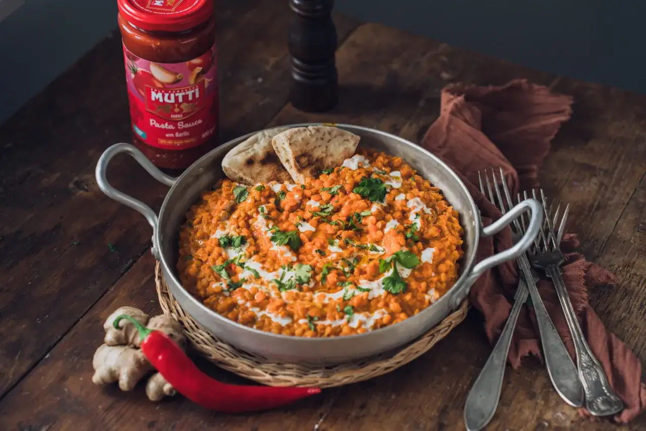 En krämig linsgryta, perfekt för ett snabbt daal recept. Serveras med naanbröd, färsk koriander och en touch av chili.
