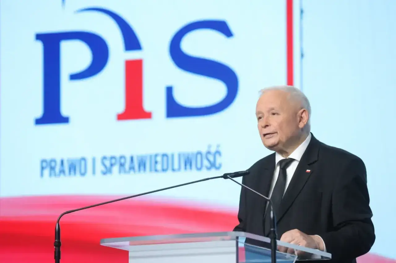 Jarosław Kaczyński przemawia na tle logo PiS. Dyskusja o prawdzie o finansowaniu kampanii PiS i decyzjach PKW o odebraniu dotacji.