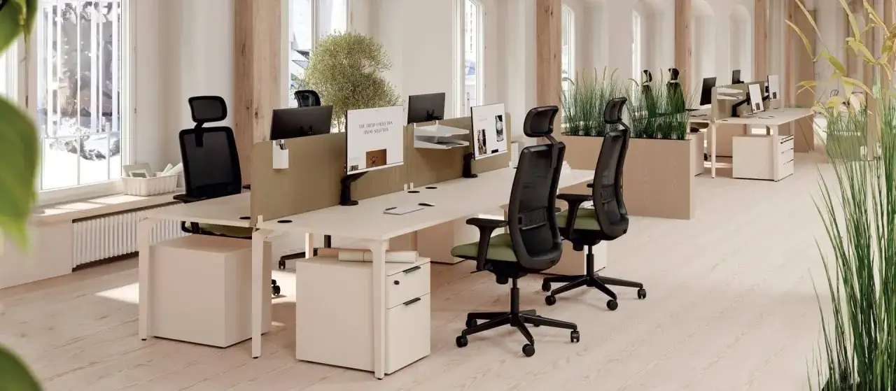 Aménagement open space ergonomique : bureaux lumineux, chaises ajustables, cloisons modulables et plantes vertes pour un environnement de travail stimulant.