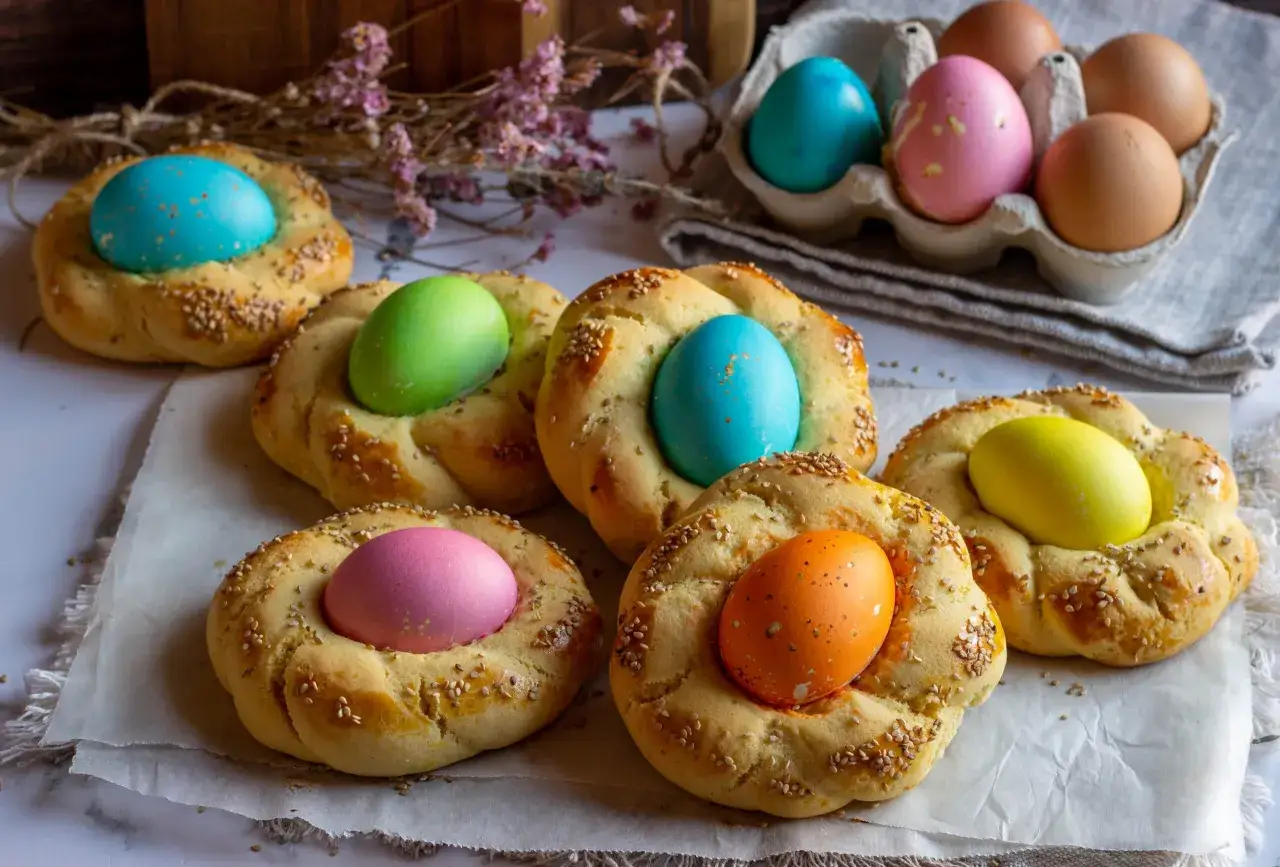 Dolci calabresi pasquali, soffici pani intrecciati con uova colorate, un'esplosione di sapori e tradizione.