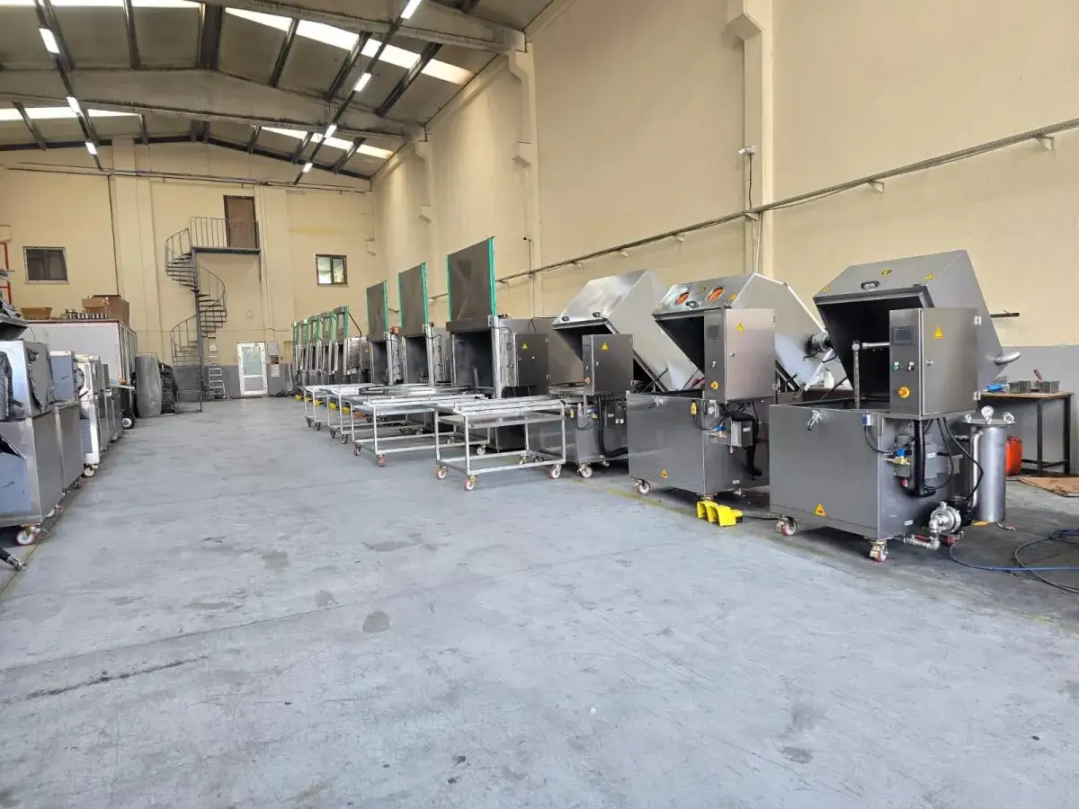 M&aacute;quinas industriales para la limpieza de piezas mec&aacute;nicas en un almac&eacute;n.