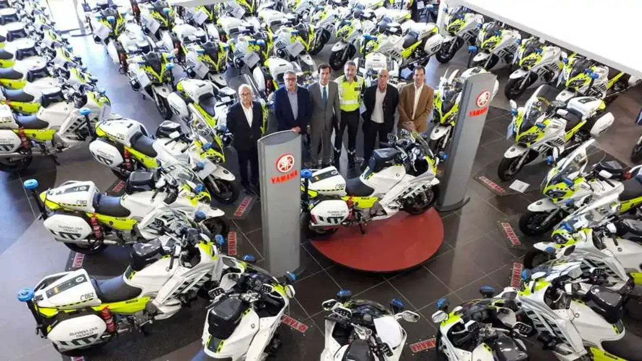 Un grupo de hombres posa junto a una flota de motocicletas Yamaha FJR 1300 de la Guardia Civil, listas para patrullar.