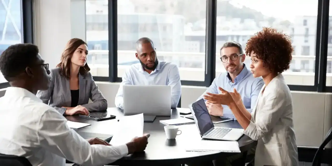 Ein Team im Meeting, das einen &uuml;berzeugenden elevator pitch entwickelt.