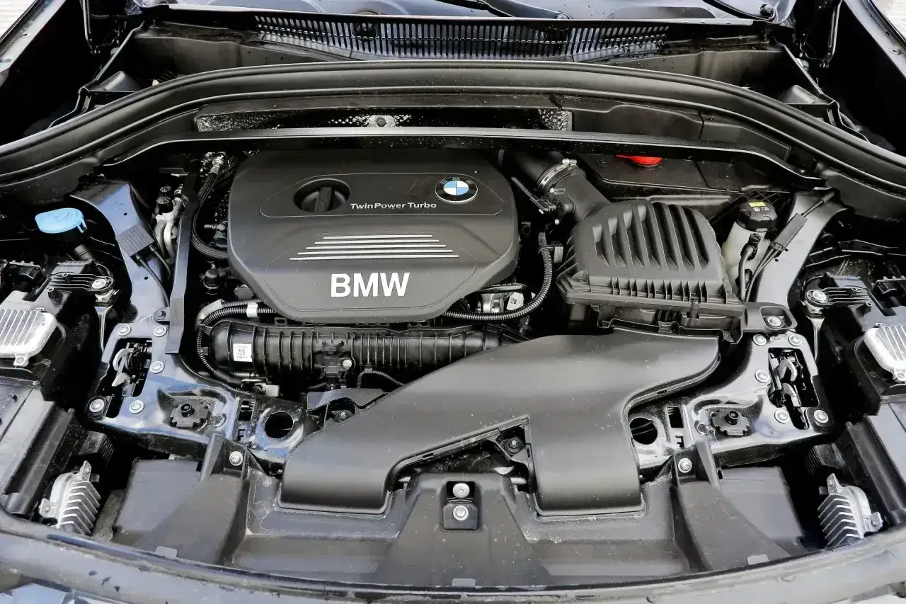 Silnik BMW X1 F48 TwinPower Turbo. Choć nie widać tu wad, to właśnie ten model bywa krytykowany za pewne niedociągnięcia.