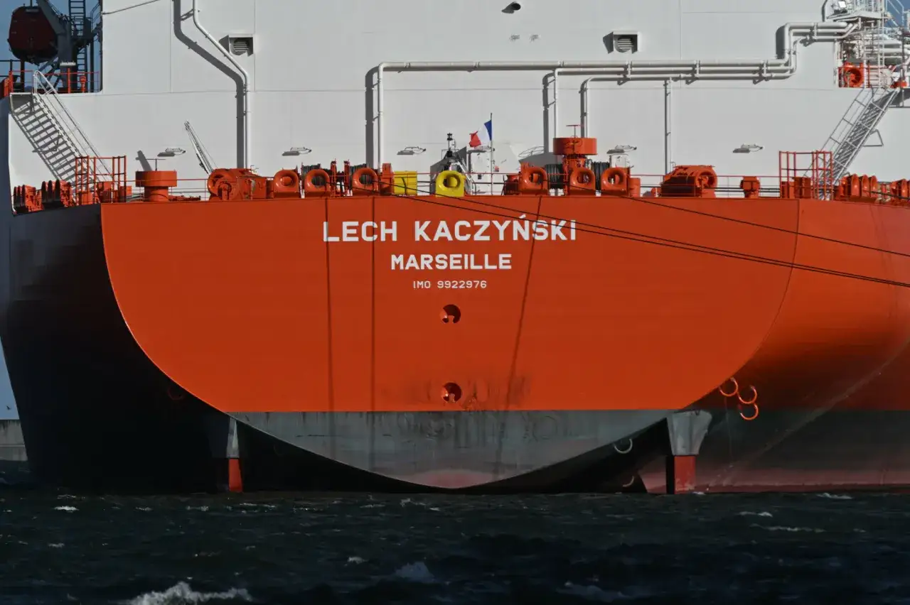 Pomarańczowy kadłub statku 