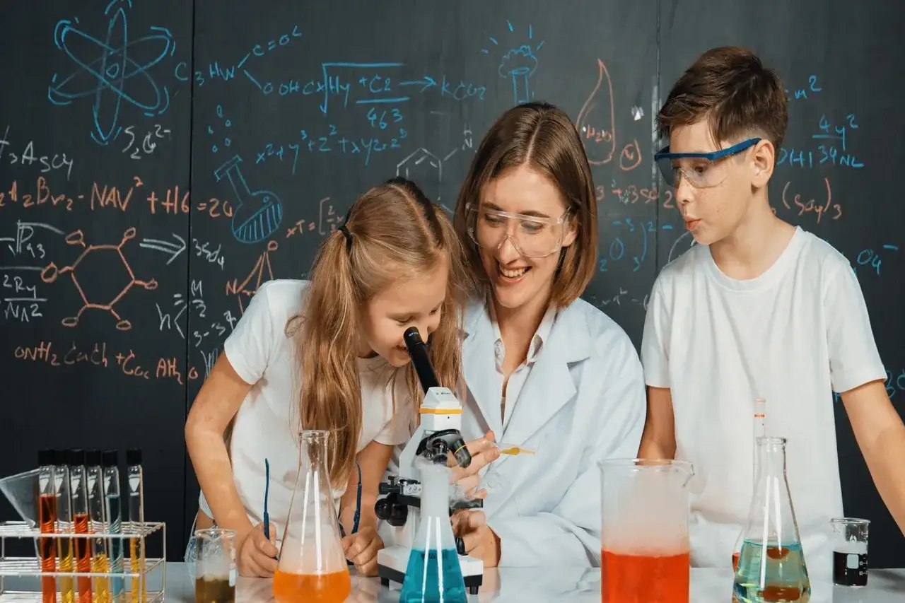 Nauczycielka chemii pokazuje dzieciom świat pod mikroskopem. Czy nauczyciel chemii może uczyć przyrody? Z pewnością! Nauka to fascynująca podróż.
