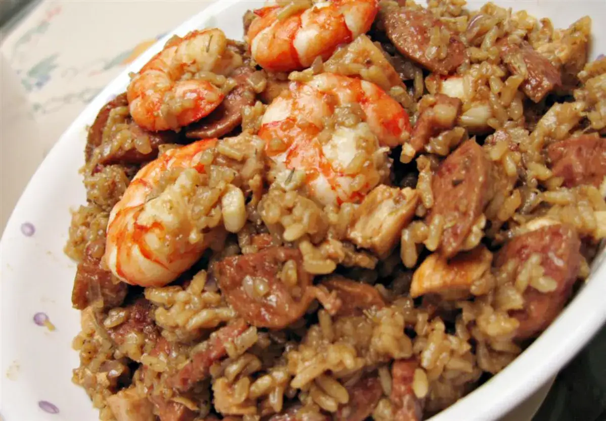 En närbild av en skål med jambalaya, full av ris, räkor, korv och kyckling. Ett perfekt jambalaya recept för en smakrik middag.