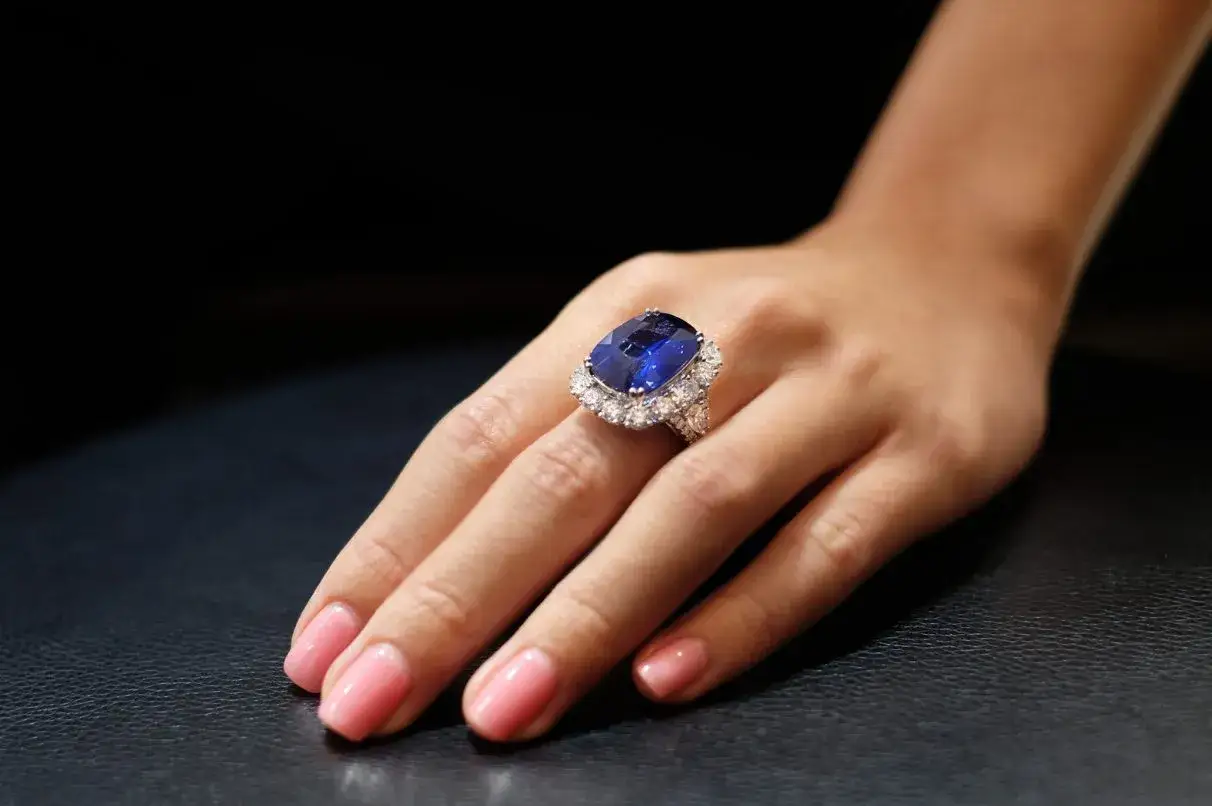 Anello con zaffiro blu intenso e diamanti, un gioiello tra le pietre pi&ugrave; costose.
