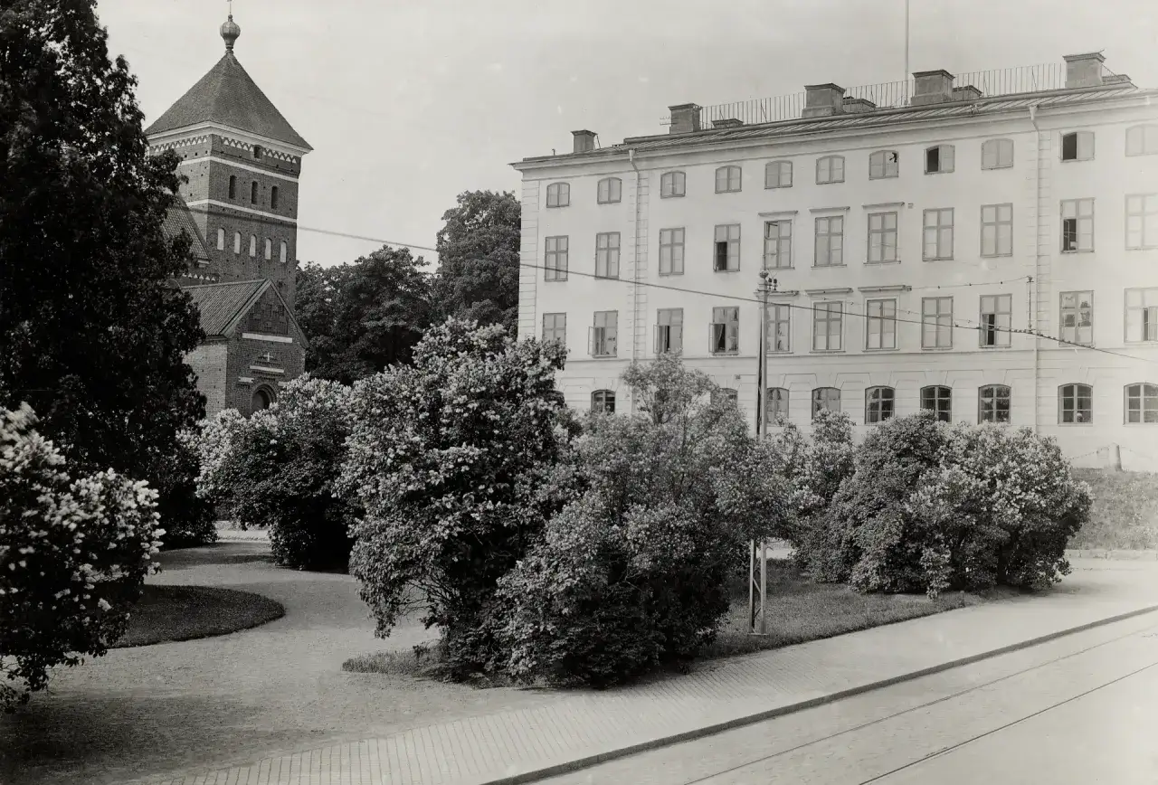 Uppsala domkyrka och en byggnad som en gång inhyste rasbiologiska institutet i Uppsala.