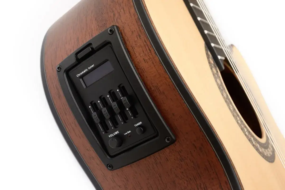 Guitare acoustique avec pr&eacute;ampli int&eacute;gr&eacute; : accordeur chromatique, r&eacute;glage du volume et des &eacute;galiseurs pour un r&eacute;glage ampli guitare acoustique parfait.