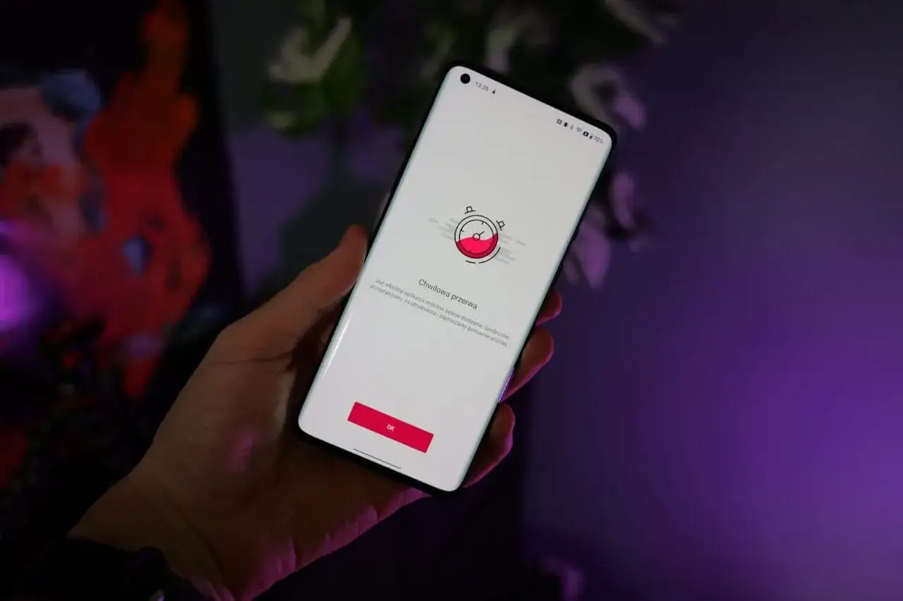Telefon wyświetla komunikat