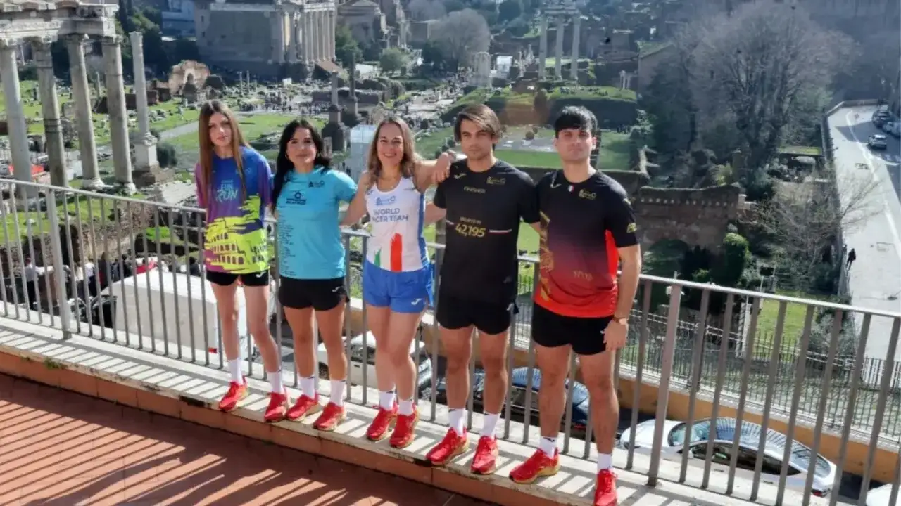 Cinco corredores listos para la media marat&oacute;n Roma, con el Foro Romano de fondo.