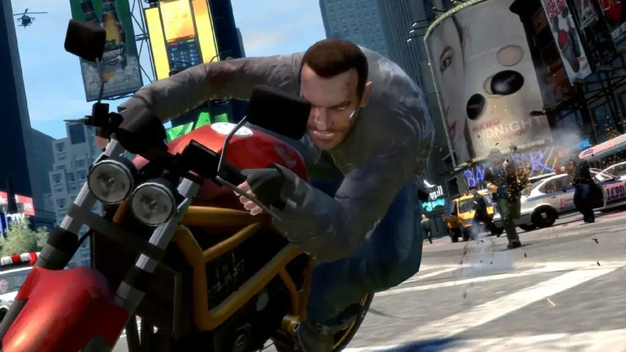 Niko na motocyklu ucieka przed policją w GTA IV na PS5. W tle widać miasto i billboardy.