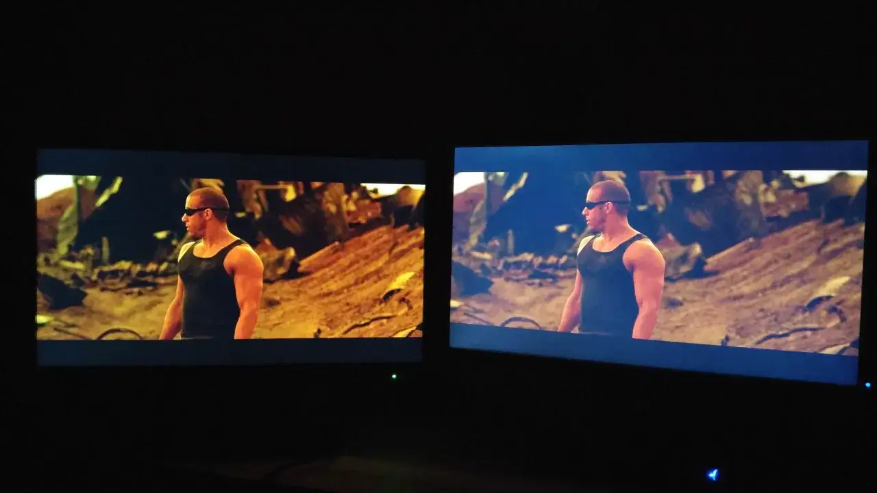 Dwa monitory z tą samą sceną z filmu. Na lewym monitorze, z technologią matryca VA, kolory są cieplejsze, na prawym chłodniejsze.