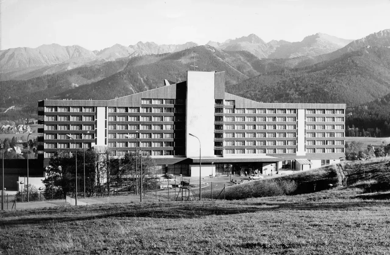 Hotel Kasprowy, Zakopane. Monumentalny budynek hotelowy z lat 70. XX wieku, wpisany w krajobraz Tatr. Jego historia to świadectwo epoki.