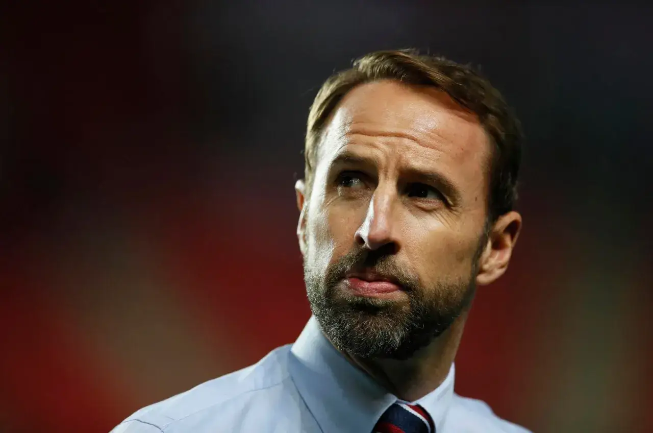 Gareth Southgate, w skupieniu prowadzone drużyny.