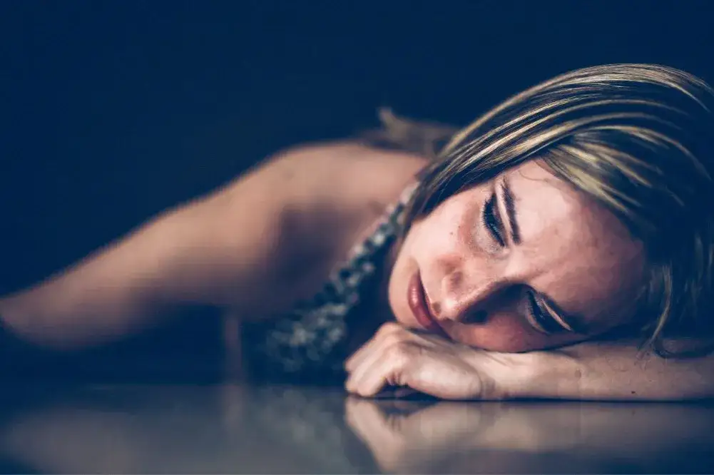 smutna osoba, depresja, różnica między smutkiem a depresją, stan psychiczny