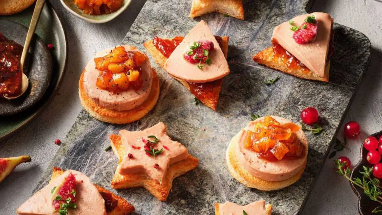 Assortiment de toasts au foie gras, garni de fruits confits et de baies. Une d&eacute;gustation qui met en avant les foie gras bienfaits.