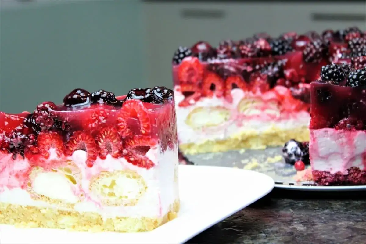 Windbeuteltorte Landfrauen: saftige Beeren, Cremefüllung und Windbeutel auf einem Keksboden. Ein Genuss!